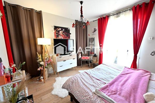 140m² au sol, 4 ch dont 1 suite au rdc. Studio 25m². Centre ville à pied