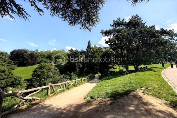 Mouzaïa, Parc des Buttes-Chaumont, au sein d’une résidence de standing édifiée en 1991 et dotée d’un gardien, découvrez ce bel appartement de 2 pièces situé au 3ᵉ étage au calme sur jardin  avec ascenseur.

D’une superficie de 44,77 m² Carrez (49,58 m² au sol), ce bien séduit par ses volumes optimisés et sa luminosité. Il s’ouvre sur une petite terrasse plein sud de 5 m² environ, offrant une vue dégagée sur un vaste jardin intérieur, garantissant calme et sérénité.

L’entrée dessert des toilettes indépendantes, puis une élégante pièce de vie baignée de lumière, prolongée par une large baie vitrée donnant accès à la petite terrasse. La cuisine ouverte, entièrement équipée, s’intègre harmonieusement à cet espace convivial.

La chambre, au calme, dispose de rangements sur mesure et d’une salle d’eau attenante. Un espace buanderie astucieusement aménagé complète les prestations. Un lit escamotable intégré dans le séjour permet d’accueillir confortablement des invités.

Ce bien est vendu avec une cave ainsi qu’un grand emplacement de stationnement en sous-sol, adapté à un SUV.

Chauffage individuel électrique. Local pour Vélos dans la copropriété