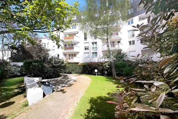 Mouzaïa, Parc des Buttes-Chaumont, au sein d’une résidence de standing édifiée en 1991 et dotée d’un gardien, découvrez ce bel appartement de 2 pièces situé au 3ᵉ étage au calme sur jardin  avec ascenseur.

D’une superficie de 44,77 m² Carrez (49,58 m² au sol), ce bien séduit par ses volumes optimisés et sa luminosité. Il s’ouvre sur une petite terrasse plein sud de 5 m² environ, offrant une vue dégagée sur un vaste jardin intérieur, garantissant calme et sérénité.

L’entrée dessert des toilettes indépendantes, puis une élégante pièce de vie baignée de lumière, prolongée par une large baie vitrée donnant accès à la petite terrasse. La cuisine ouverte, entièrement équipée, s’intègre harmonieusement à cet espace convivial.

La chambre, au calme, dispose de rangements sur mesure et d’une salle d’eau attenante. Un espace buanderie astucieusement aménagé complète les prestations. Un lit escamotable intégré dans le séjour permet d’accueillir confortablement des invités.

Ce bien est vendu avec une cave ainsi qu’un grand emplacement de stationnement en sous-sol, adapté à un SUV.

Chauffage individuel électrique. Local pour Vélos dans la copropriété