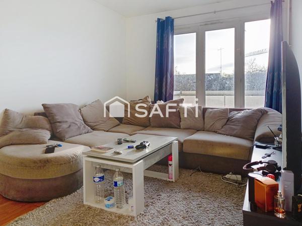 Très bel appartement de 2 pièces avec un séjour, une chambre, une cuisine,une salle de bains,un WC et un balcon.