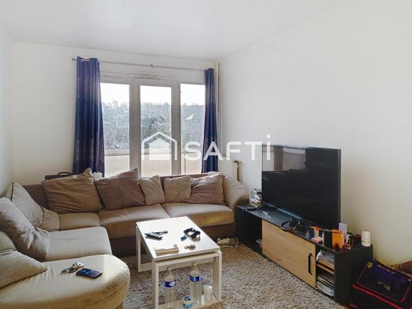 Très bel appartement de 2 pièces avec un séjour, une chambre, une cuisine,une salle de bains,un WC et un balcon.