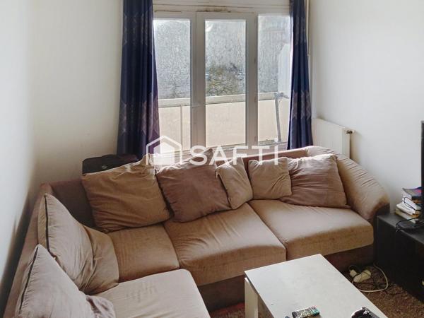 Très bel appartement de 2 pièces avec un séjour, une chambre, une cuisine,une salle de bains,un WC et un balcon.