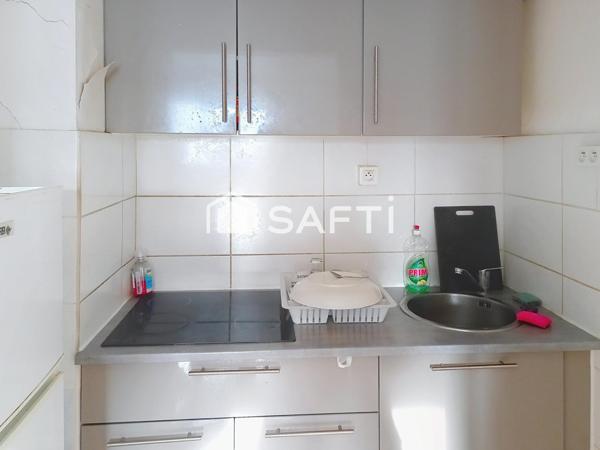 Très bel appartement de 2 pièces avec un séjour, une chambre, une cuisine,une salle de bains,un WC et un balcon.