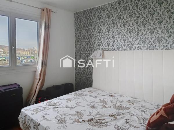 Très bel appartement de 2 pièces avec un séjour, une chambre, une cuisine,une salle de bains,un WC et un balcon.