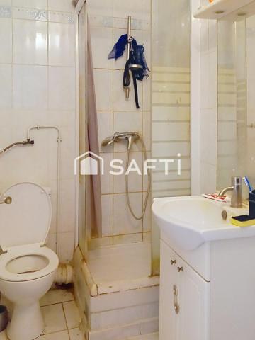 Très bel appartement de 2 pièces avec un séjour, une chambre, une cuisine,une salle de bains,un WC et un balcon.