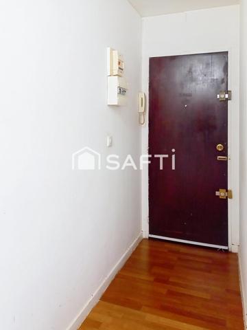 Très bel appartement de 2 pièces avec un séjour, une chambre, une cuisine,une salle de bains,un WC et un balcon.