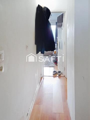 Très bel appartement de 2 pièces avec un séjour, une chambre, une cuisine,une salle de bains,un WC et un balcon.