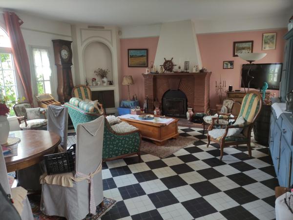 Charmante batiste en briques dans un bourg proche Noailles