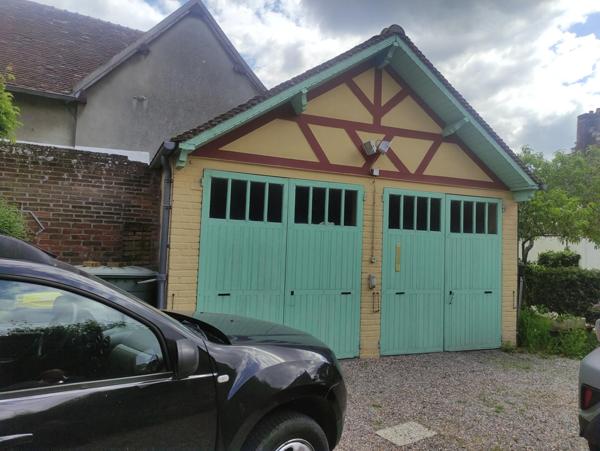 Charmante batiste en briques dans un bourg proche Noailles