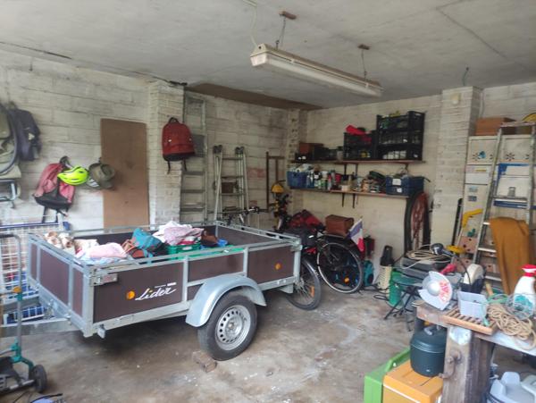 Charmante batiste en briques dans un bourg proche Noailles