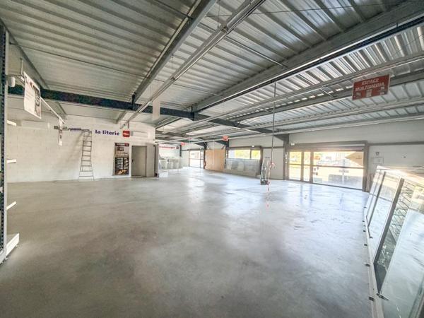 Cavignac Zone Artisanale Local Commercial avec parking et Réserve (383 m2)