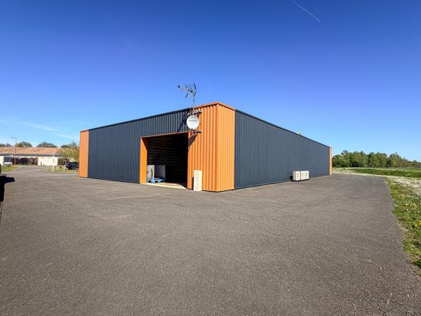 Cavignac Zone Artisanale Local Commercial avec parking et Réserve (383 m2)