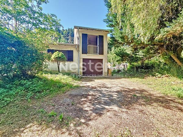 Sur plus de 2000 m2 de terrain au calme petite maison avec garage, sur Retournac