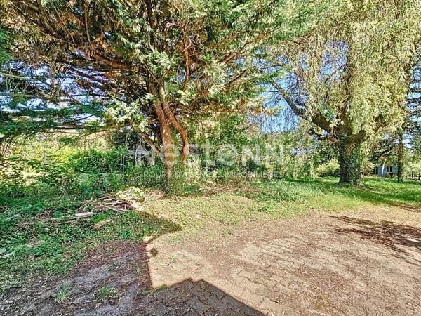 Sur plus de 2000 m2 de terrain au calme petite maison avec garage, sur Retournac