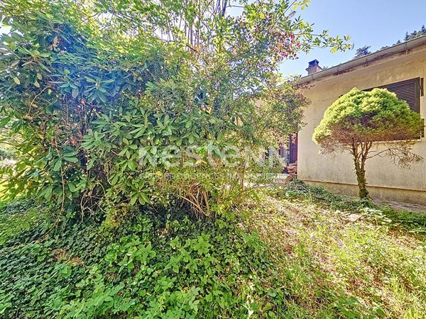 Sur plus de 2000 m2 de terrain au calme petite maison avec garage, sur Retournac