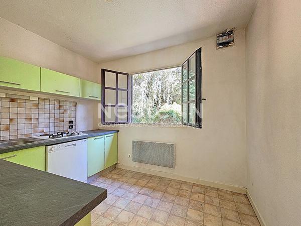 Sur plus de 2000 m2 de terrain au calme petite maison avec garage, sur Retournac