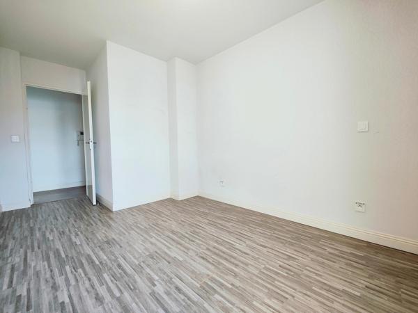 T3 récent.Ascenseur.2 parkings. DPE C. 107 €/mois
