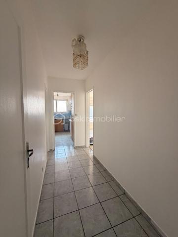 🚀 AULNAY-SOUS-BOIS — T3 Lumineux de 55 m² avec Vue Dégagée | Balcon, Parking & Cave
Le parfait équilibre entre confort, connectivité et fort potentiel patrimonial (Idéal 1ᵉʳ achat ou investissement LMNP)

Situé au 10ᵉ étage sur 12 d'une copropriété sécurisée et entretenue au cœur du quartier calme et familial de La Morée, découvrez cet appartement 3 pièces de 55 m² baigné de lumière, offrant une vue totalement dégagée sans aucun vis-à-vis.

✨ LES ATOUTS DE L'APPARTEMENT
Agencement fluide et optimisé : Entrée accueillante avec grand dressing intégré et de nombreux rangements sur mesure.
Espace nuit au calme : 2 belles chambres lumineuses.
Extérieur privilégié : Balcon sans vis-à-vis pour profiter d'une vue panoramique.
Vendu  avec une place de parking privée, une cave en sous-sol et l'accès au local vélo/poussette sécurisé.

Performance & Sérénité : Copropriété des années 70 rénovée avec isolation thermique par l'extérieur (ITE faite en 2015) et menuiseries en double vitrage.

📍 EMPLACEMENT STRATÉGIQUE & ULTRA-CONNECTÉ
Des transports au pied de chez vous :

Bus à 5 min à pied : Lignes 607, 615, 617 et 15.
Gare d'Aulnay-sous-Bois (RER B, Tramway T4, Ligne K) : Accessible en 15 à 20 min de bus (ou 35 min à pied).
Boost Grand Paris (Fin 2027) : La future station Aulnay Val Francilia (Ligne 16) se situera à 15-20 min à pied (10 min en bus) pour rejoindre directement le hub de Saint-Denis Pleyel et Paris.

Un quotidien facilité :
Commerce du quotidien, marché et Hôpital Robert-Ballanger à deux pas.
Accès direct aux grands pôles d'activités : Centre Commercial O'Parinor et zone Paris Nord 2.

💡 POURQUOI CE BIEN EST UNE OPPORTUNITÉ ?
Primo-accédants : Un cocon fonctionnel, économe en énergie, avec stationnement et espaces de stockage, dans un secteur en pleine métamorphose.

Investisseurs : Secteur à très forte demande locative. Idéal pour un projet en location meublée (LMNP) garantissant une excellente rentabilité et une valorisation assurée avec l'arrivée du métro. Permis de loué en cours d'obtention.

📞 Contactez-nous dès aujourd'hui pour organiser une visite et concrétiser votre projet !