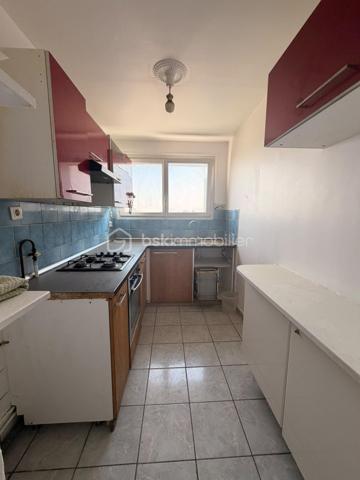 🚀 AULNAY-SOUS-BOIS — T3 Lumineux de 55 m² avec Vue Dégagée | Balcon, Parking & Cave
Le parfait équilibre entre confort, connectivité et fort potentiel patrimonial (Idéal 1ᵉʳ achat ou investissement LMNP)

Situé au 10ᵉ étage sur 12 d'une copropriété sécurisée et entretenue au cœur du quartier calme et familial de La Morée, découvrez cet appartement 3 pièces de 55 m² baigné de lumière, offrant une vue totalement dégagée sans aucun vis-à-vis.

✨ LES ATOUTS DE L'APPARTEMENT
Agencement fluide et optimisé : Entrée accueillante avec grand dressing intégré et de nombreux rangements sur mesure.
Espace nuit au calme : 2 belles chambres lumineuses.
Extérieur privilégié : Balcon sans vis-à-vis pour profiter d'une vue panoramique.
Vendu  avec une place de parking privée, une cave en sous-sol et l'accès au local vélo/poussette sécurisé.

Performance & Sérénité : Copropriété des années 70 rénovée avec isolation thermique par l'extérieur (ITE faite en 2015) et menuiseries en double vitrage.

📍 EMPLACEMENT STRATÉGIQUE & ULTRA-CONNECTÉ
Des transports au pied de chez vous :

Bus à 5 min à pied : Lignes 607, 615, 617 et 15.
Gare d'Aulnay-sous-Bois (RER B, Tramway T4, Ligne K) : Accessible en 15 à 20 min de bus (ou 35 min à pied).
Boost Grand Paris (Fin 2027) : La future station Aulnay Val Francilia (Ligne 16) se situera à 15-20 min à pied (10 min en bus) pour rejoindre directement le hub de Saint-Denis Pleyel et Paris.

Un quotidien facilité :
Commerce du quotidien, marché et Hôpital Robert-Ballanger à deux pas.
Accès direct aux grands pôles d'activités : Centre Commercial O'Parinor et zone Paris Nord 2.

💡 POURQUOI CE BIEN EST UNE OPPORTUNITÉ ?
Primo-accédants : Un cocon fonctionnel, économe en énergie, avec stationnement et espaces de stockage, dans un secteur en pleine métamorphose.

Investisseurs : Secteur à très forte demande locative. Idéal pour un projet en location meublée (LMNP) garantissant une excellente rentabilité et une valorisation assurée avec l'arrivée du métro. Permis de loué en cours d'obtention.

📞 Contactez-nous dès aujourd'hui pour organiser une visite et concrétiser votre projet !