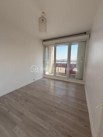 🚀 AULNAY-SOUS-BOIS — T3 Lumineux de 55 m² avec Vue Dégagée | Balcon, Parking & Cave
Le parfait équilibre entre confort, connectivité et fort potentiel patrimonial (Idéal 1ᵉʳ achat ou investissement LMNP)

Situé au 10ᵉ étage sur 12 d'une copropriété sécurisée et entretenue au cœur du quartier calme et familial de La Morée, découvrez cet appartement 3 pièces de 55 m² baigné de lumière, offrant une vue totalement dégagée sans aucun vis-à-vis.

✨ LES ATOUTS DE L'APPARTEMENT
Agencement fluide et optimisé : Entrée accueillante avec grand dressing intégré et de nombreux rangements sur mesure.
Espace nuit au calme : 2 belles chambres lumineuses.
Extérieur privilégié : Balcon sans vis-à-vis pour profiter d'une vue panoramique.
Vendu  avec une place de parking privée, une cave en sous-sol et l'accès au local vélo/poussette sécurisé.

Performance & Sérénité : Copropriété des années 70 rénovée avec isolation thermique par l'extérieur (ITE faite en 2015) et menuiseries en double vitrage.

📍 EMPLACEMENT STRATÉGIQUE & ULTRA-CONNECTÉ
Des transports au pied de chez vous :

Bus à 5 min à pied : Lignes 607, 615, 617 et 15.
Gare d'Aulnay-sous-Bois (RER B, Tramway T4, Ligne K) : Accessible en 15 à 20 min de bus (ou 35 min à pied).
Boost Grand Paris (Fin 2027) : La future station Aulnay Val Francilia (Ligne 16) se situera à 15-20 min à pied (10 min en bus) pour rejoindre directement le hub de Saint-Denis Pleyel et Paris.

Un quotidien facilité :
Commerce du quotidien, marché et Hôpital Robert-Ballanger à deux pas.
Accès direct aux grands pôles d'activités : Centre Commercial O'Parinor et zone Paris Nord 2.

💡 POURQUOI CE BIEN EST UNE OPPORTUNITÉ ?
Primo-accédants : Un cocon fonctionnel, économe en énergie, avec stationnement et espaces de stockage, dans un secteur en pleine métamorphose.

Investisseurs : Secteur à très forte demande locative. Idéal pour un projet en location meublée (LMNP) garantissant une excellente rentabilité et une valorisation assurée avec l'arrivée du métro. Permis de loué en cours d'obtention.

📞 Contactez-nous dès aujourd'hui pour organiser une visite et concrétiser votre projet !