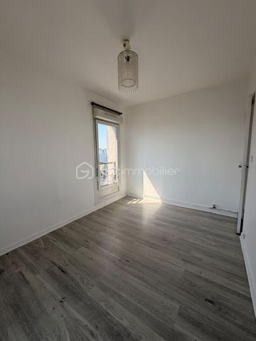 🚀 AULNAY-SOUS-BOIS — T3 Lumineux de 55 m² avec Vue Dégagée | Balcon, Parking & Cave
Le parfait équilibre entre confort, connectivité et fort potentiel patrimonial (Idéal 1ᵉʳ achat ou investissement LMNP)

Situé au 10ᵉ étage sur 12 d'une copropriété sécurisée et entretenue au cœur du quartier calme et familial de La Morée, découvrez cet appartement 3 pièces de 55 m² baigné de lumière, offrant une vue totalement dégagée sans aucun vis-à-vis.

✨ LES ATOUTS DE L'APPARTEMENT
Agencement fluide et optimisé : Entrée accueillante avec grand dressing intégré et de nombreux rangements sur mesure.
Espace nuit au calme : 2 belles chambres lumineuses.
Extérieur privilégié : Balcon sans vis-à-vis pour profiter d'une vue panoramique.
Vendu  avec une place de parking privée, une cave en sous-sol et l'accès au local vélo/poussette sécurisé.

Performance & Sérénité : Copropriété des années 70 rénovée avec isolation thermique par l'extérieur (ITE faite en 2015) et menuiseries en double vitrage.

📍 EMPLACEMENT STRATÉGIQUE & ULTRA-CONNECTÉ
Des transports au pied de chez vous :

Bus à 5 min à pied : Lignes 607, 615, 617 et 15.
Gare d'Aulnay-sous-Bois (RER B, Tramway T4, Ligne K) : Accessible en 15 à 20 min de bus (ou 35 min à pied).
Boost Grand Paris (Fin 2027) : La future station Aulnay Val Francilia (Ligne 16) se situera à 15-20 min à pied (10 min en bus) pour rejoindre directement le hub de Saint-Denis Pleyel et Paris.

Un quotidien facilité :
Commerce du quotidien, marché et Hôpital Robert-Ballanger à deux pas.
Accès direct aux grands pôles d'activités : Centre Commercial O'Parinor et zone Paris Nord 2.

💡 POURQUOI CE BIEN EST UNE OPPORTUNITÉ ?
Primo-accédants : Un cocon fonctionnel, économe en énergie, avec stationnement et espaces de stockage, dans un secteur en pleine métamorphose.

Investisseurs : Secteur à très forte demande locative. Idéal pour un projet en location meublée (LMNP) garantissant une excellente rentabilité et une valorisation assurée avec l'arrivée du métro. Permis de loué en cours d'obtention.

📞 Contactez-nous dès aujourd'hui pour organiser une visite et concrétiser votre projet !
