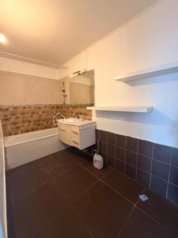🚀 AULNAY-SOUS-BOIS — T3 Lumineux de 55 m² avec Vue Dégagée | Balcon, Parking & Cave
Le parfait équilibre entre confort, connectivité et fort potentiel patrimonial (Idéal 1ᵉʳ achat ou investissement LMNP)

Situé au 10ᵉ étage sur 12 d'une copropriété sécurisée et entretenue au cœur du quartier calme et familial de La Morée, découvrez cet appartement 3 pièces de 55 m² baigné de lumière, offrant une vue totalement dégagée sans aucun vis-à-vis.

✨ LES ATOUTS DE L'APPARTEMENT
Agencement fluide et optimisé : Entrée accueillante avec grand dressing intégré et de nombreux rangements sur mesure.
Espace nuit au calme : 2 belles chambres lumineuses.
Extérieur privilégié : Balcon sans vis-à-vis pour profiter d'une vue panoramique.
Vendu  avec une place de parking privée, une cave en sous-sol et l'accès au local vélo/poussette sécurisé.

Performance & Sérénité : Copropriété des années 70 rénovée avec isolation thermique par l'extérieur (ITE faite en 2015) et menuiseries en double vitrage.

📍 EMPLACEMENT STRATÉGIQUE & ULTRA-CONNECTÉ
Des transports au pied de chez vous :

Bus à 5 min à pied : Lignes 607, 615, 617 et 15.
Gare d'Aulnay-sous-Bois (RER B, Tramway T4, Ligne K) : Accessible en 15 à 20 min de bus (ou 35 min à pied).
Boost Grand Paris (Fin 2027) : La future station Aulnay Val Francilia (Ligne 16) se situera à 15-20 min à pied (10 min en bus) pour rejoindre directement le hub de Saint-Denis Pleyel et Paris.

Un quotidien facilité :
Commerce du quotidien, marché et Hôpital Robert-Ballanger à deux pas.
Accès direct aux grands pôles d'activités : Centre Commercial O'Parinor et zone Paris Nord 2.

💡 POURQUOI CE BIEN EST UNE OPPORTUNITÉ ?
Primo-accédants : Un cocon fonctionnel, économe en énergie, avec stationnement et espaces de stockage, dans un secteur en pleine métamorphose.

Investisseurs : Secteur à très forte demande locative. Idéal pour un projet en location meublée (LMNP) garantissant une excellente rentabilité et une valorisation assurée avec l'arrivée du métro. Permis de loué en cours d'obtention.

📞 Contactez-nous dès aujourd'hui pour organiser une visite et concrétiser votre projet !