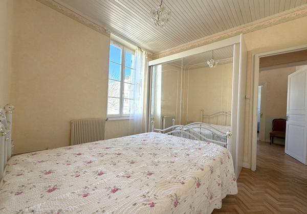 LAROQUE TIMBAUT - Maison de maitre en pierre de 6 pièces avec 4 chambres, - 165 000 €