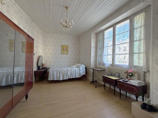 LAROQUE TIMBAUT - Maison de maitre en pierre de 6 pièces avec 4 chambres, - 165 000 €