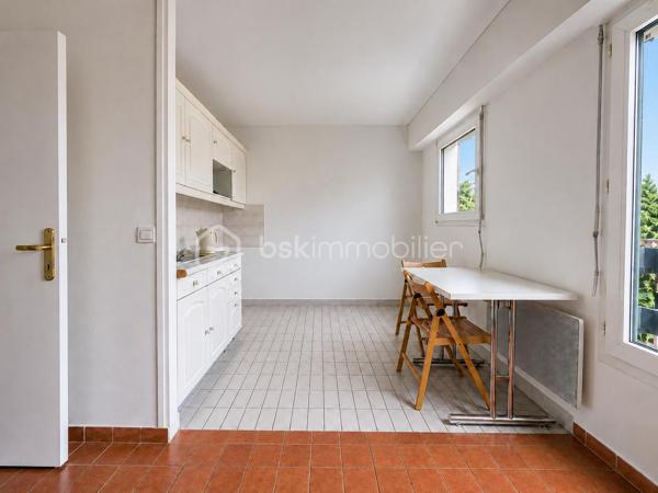En exclusivité, idéalement situé rue Gambetta, dans un secteur recherché de Suresnes, au sein d’une résidence des années 1990, cet appartement de 34,74 m² Loi Carrez, situé en rez-de-chaussée, offre un agencement fonctionnel et agréable à vivre.

Il se compose d’une entrée, d’une pièce de vie avec coin cuisine, d’une chambre de 14,41 m² ainsi que d’une salle de bains avec WC.

Une cave privative complète ce bien.

Son emplacement constitue un véritable atout au quotidien, avec commerces, transports et commodités à proximité, tout en bénéficiant d’un accès pratique vers La Défense et Paris.


✨ LES ATOUTS :
DPE C
Chambre de 14,41 m² avec placard
Fenêtres PVC double vitrage
Volets roulants manuels
Cave privative
Secteur recherché de Suresnes
Accès rapide vers La Défense et Paris

Un bien idéal pour une première acquisition, un pied-à-terre ou un investissement locatif.

📩 Une opportunité à découvrir rapidement. Contactez-moi dès maintenant pour obtenir plus d’informations ou organiser votre visite.