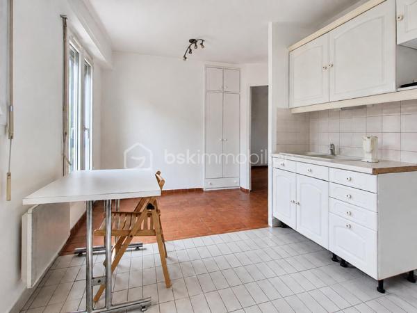 En exclusivité, idéalement situé rue Gambetta, dans un secteur recherché de Suresnes, au sein d’une résidence des années 1990, cet appartement de 34,74 m² Loi Carrez, situé en rez-de-chaussée, offre un agencement fonctionnel et agréable à vivre.

Il se compose d’une entrée, d’une pièce de vie avec coin cuisine, d’une chambre de 14,41 m² ainsi que d’une salle de bains avec WC.

Une cave privative complète ce bien.

Son emplacement constitue un véritable atout au quotidien, avec commerces, transports et commodités à proximité, tout en bénéficiant d’un accès pratique vers La Défense et Paris.


✨ LES ATOUTS :
DPE C
Chambre de 14,41 m² avec placard
Fenêtres PVC double vitrage
Volets roulants manuels
Cave privative
Secteur recherché de Suresnes
Accès rapide vers La Défense et Paris

Un bien idéal pour une première acquisition, un pied-à-terre ou un investissement locatif.

📩 Une opportunité à découvrir rapidement. Contactez-moi dès maintenant pour obtenir plus d’informations ou organiser votre visite.