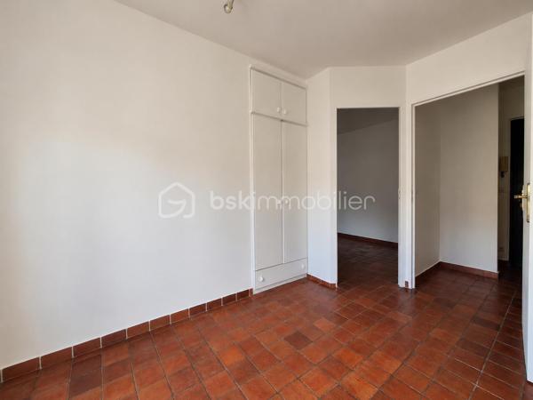 En exclusivité, idéalement situé rue Gambetta, dans un secteur recherché de Suresnes, au sein d’une résidence des années 1990, cet appartement de 34,74 m² Loi Carrez, situé en rez-de-chaussée, offre un agencement fonctionnel et agréable à vivre.

Il se compose d’une entrée, d’une pièce de vie avec coin cuisine, d’une chambre de 14,41 m² ainsi que d’une salle de bains avec WC.

Une cave privative complète ce bien.

Son emplacement constitue un véritable atout au quotidien, avec commerces, transports et commodités à proximité, tout en bénéficiant d’un accès pratique vers La Défense et Paris.


✨ LES ATOUTS :
DPE C
Chambre de 14,41 m² avec placard
Fenêtres PVC double vitrage
Volets roulants manuels
Cave privative
Secteur recherché de Suresnes
Accès rapide vers La Défense et Paris

Un bien idéal pour une première acquisition, un pied-à-terre ou un investissement locatif.

📩 Une opportunité à découvrir rapidement. Contactez-moi dès maintenant pour obtenir plus d’informations ou organiser votre visite.