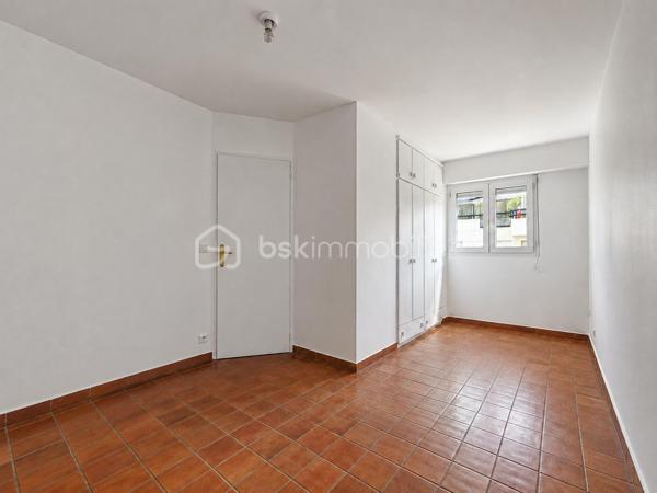 En exclusivité, idéalement situé rue Gambetta, dans un secteur recherché de Suresnes, au sein d’une résidence des années 1990, cet appartement de 34,74 m² Loi Carrez, situé en rez-de-chaussée, offre un agencement fonctionnel et agréable à vivre.

Il se compose d’une entrée, d’une pièce de vie avec coin cuisine, d’une chambre de 14,41 m² ainsi que d’une salle de bains avec WC.

Une cave privative complète ce bien.

Son emplacement constitue un véritable atout au quotidien, avec commerces, transports et commodités à proximité, tout en bénéficiant d’un accès pratique vers La Défense et Paris.


✨ LES ATOUTS :
DPE C
Chambre de 14,41 m² avec placard
Fenêtres PVC double vitrage
Volets roulants manuels
Cave privative
Secteur recherché de Suresnes
Accès rapide vers La Défense et Paris

Un bien idéal pour une première acquisition, un pied-à-terre ou un investissement locatif.

📩 Une opportunité à découvrir rapidement. Contactez-moi dès maintenant pour obtenir plus d’informations ou organiser votre visite.