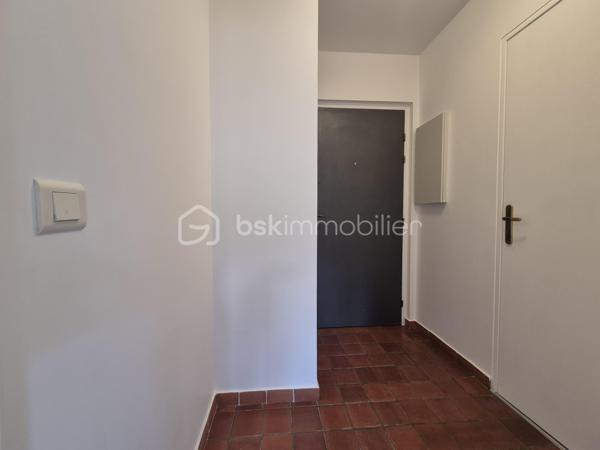 En exclusivité, idéalement situé rue Gambetta, dans un secteur recherché de Suresnes, au sein d’une résidence des années 1990, cet appartement de 34,74 m² Loi Carrez, situé en rez-de-chaussée, offre un agencement fonctionnel et agréable à vivre.

Il se compose d’une entrée, d’une pièce de vie avec coin cuisine, d’une chambre de 14,41 m² ainsi que d’une salle de bains avec WC.

Une cave privative complète ce bien.

Son emplacement constitue un véritable atout au quotidien, avec commerces, transports et commodités à proximité, tout en bénéficiant d’un accès pratique vers La Défense et Paris.


✨ LES ATOUTS :
DPE C
Chambre de 14,41 m² avec placard
Fenêtres PVC double vitrage
Volets roulants manuels
Cave privative
Secteur recherché de Suresnes
Accès rapide vers La Défense et Paris

Un bien idéal pour une première acquisition, un pied-à-terre ou un investissement locatif.

📩 Une opportunité à découvrir rapidement. Contactez-moi dès maintenant pour obtenir plus d’informations ou organiser votre visite.