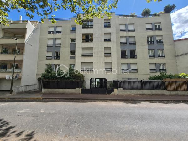 En exclusivité, idéalement situé rue Gambetta, dans un secteur recherché de Suresnes, au sein d’une résidence des années 1990, cet appartement de 34,74 m² Loi Carrez, situé en rez-de-chaussée, offre un agencement fonctionnel et agréable à vivre.

Il se compose d’une entrée, d’une pièce de vie avec coin cuisine, d’une chambre de 14,41 m² ainsi que d’une salle de bains avec WC.

Une cave privative complète ce bien.

Son emplacement constitue un véritable atout au quotidien, avec commerces, transports et commodités à proximité, tout en bénéficiant d’un accès pratique vers La Défense et Paris.


✨ LES ATOUTS :
DPE C
Chambre de 14,41 m² avec placard
Fenêtres PVC double vitrage
Volets roulants manuels
Cave privative
Secteur recherché de Suresnes
Accès rapide vers La Défense et Paris

Un bien idéal pour une première acquisition, un pied-à-terre ou un investissement locatif.

📩 Une opportunité à découvrir rapidement. Contactez-moi dès maintenant pour obtenir plus d’informations ou organiser votre visite.