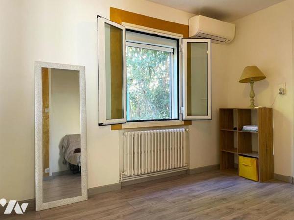 Maison plain pied rénovée 2 chambres, grand garage, piscine