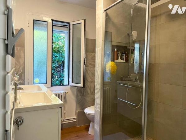 Maison plain pied rénovée 2 chambres, grand garage, piscine