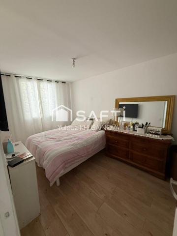 GRAND  APPARTEMENT T4 REFAIT A NEUF