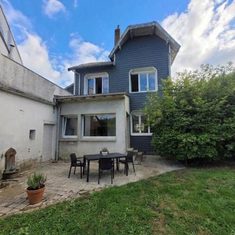 Maison de type maître dans un quartier calme.