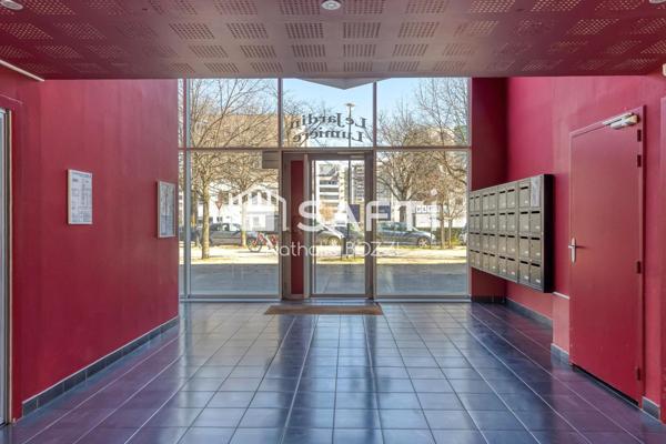 T1 bis de 35 m2 à Grenoble, Résidence de 2008, avec espaces verts