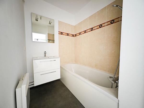 T2 40m² + BALCON + PARKING ENTIEREMENT REFAIT - CERGY LE HAUT