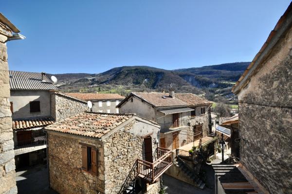 Dpt Alpes de Haute Provence (04), à vendre Proche ANNOT Maison de village en pierres 3 pièces, 60m², Cave et Terrasse.
