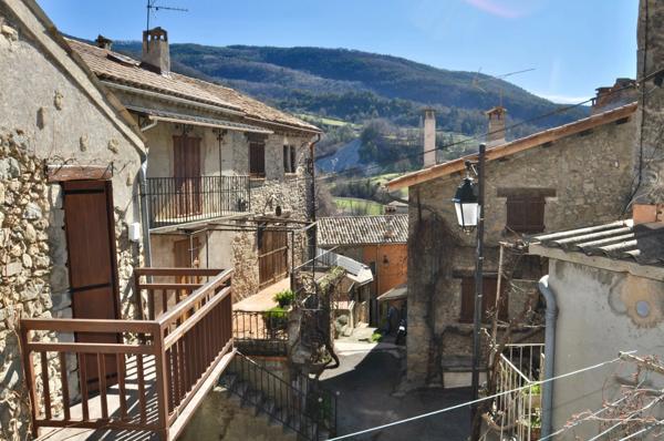 Dpt Alpes de Haute Provence (04), à vendre Proche ANNOT Maison de village en pierres 3 pièces, 60m², Cave et Terrasse.