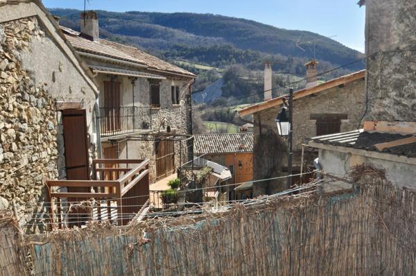 Dpt Alpes de Haute Provence (04), à vendre Proche ANNOT Maison de village en pierres 3 pièces, 60m², Cave et Terrasse.
