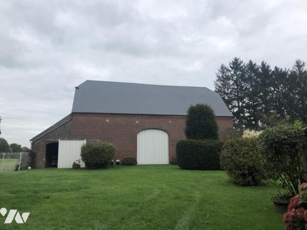 Un corps de ferme avec maison à usage d'habitation, une grange rénovée et 3 hectares de pâtures