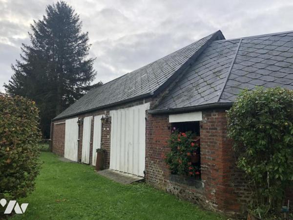 Un corps de ferme avec maison à usage d'habitation, une grange rénovée et 3 hectares de pâtures