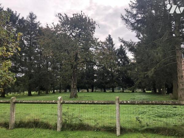 Un corps de ferme avec maison à usage d'habitation, une grange rénovée et 3 hectares de pâtures