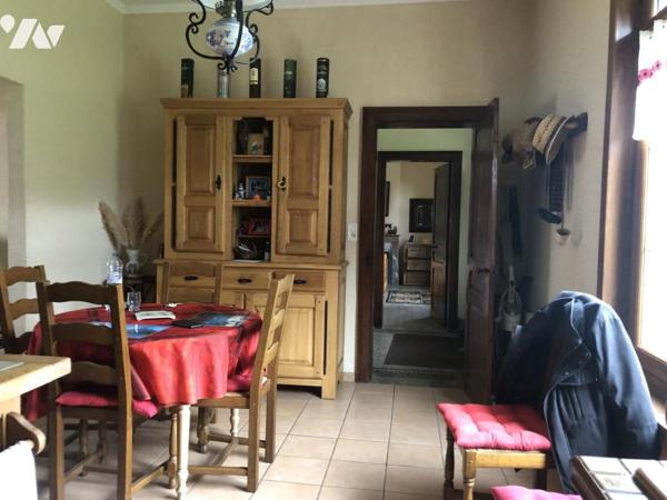 Un corps de ferme avec maison à usage d'habitation, une grange rénovée et 3 hectares de pâtures