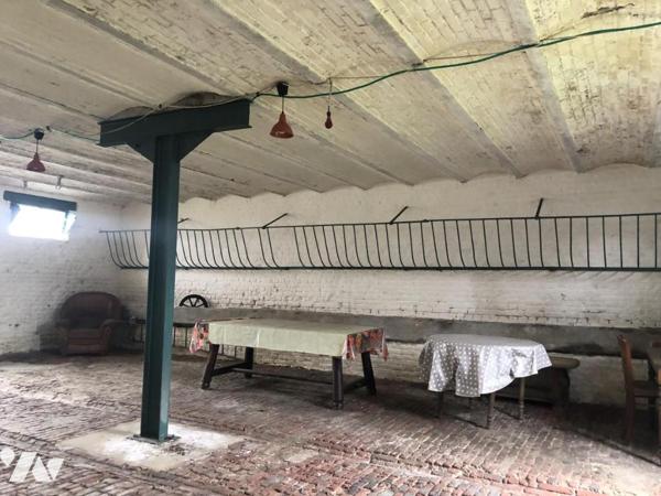 Un corps de ferme avec maison à usage d'habitation, une grange rénovée et 3 hectares de pâtures