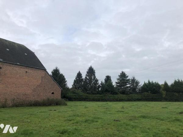 Un corps de ferme avec maison à usage d'habitation, une grange rénovée et 3 hectares de pâtures