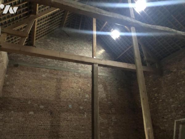 Un corps de ferme avec maison à usage d'habitation, une grange rénovée et 3 hectares de pâtures